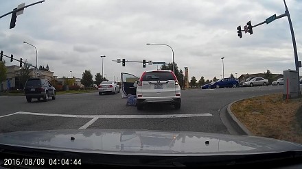 Kobieta, która została przejechana przez własny samochód na skrzyżowaniu...