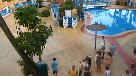 Szybkie rozstawianie leżaków na hotelowym basenie 