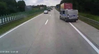 Polska policja cofa na autostradzie