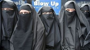 Mężczyźni przebierają się w burki - muzułmanie dostają szału