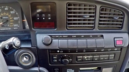 Szaleństwo przycisków - deska rozdzielcza Toyoty Cressida z 1990 roku 