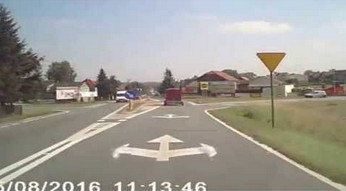"Tato, a po co są te pasy na jezdni?" - wypadek na skrzyżowaniu w Reńskiej Wsi