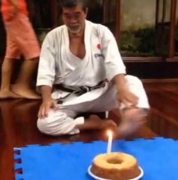 Jak emerytowany karateka zdmuchuje świeczkę?