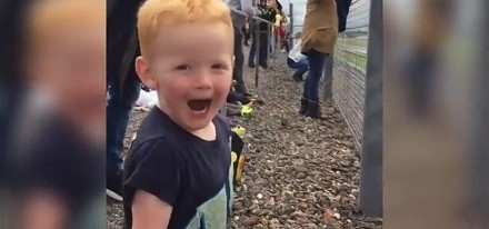 Reakcja małego chłopca na przejazd motocykli wyścigowych