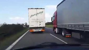 Ciężarówki wyprzedzają się na czeskiej autostradzie