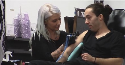 Bliźniacy wkręcają tatuażystkę w salonie