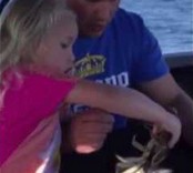 Zaufał córce i dał potrzymać jej swojego kraba