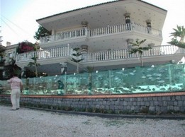 Niezwykła ściana-akwarium w Turcji 