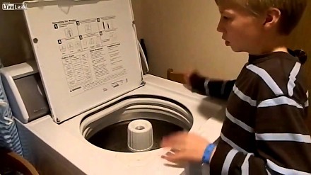 Chłopczyk z autyzmem niepiernicza rytmy na pralce