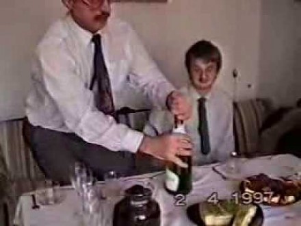 Tata z synem otwierają szampana... w 1997 roku