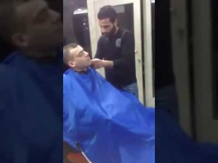 Żarcik u fryzjera 