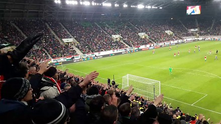 Wegierscy fani śpiewają "Polska"
