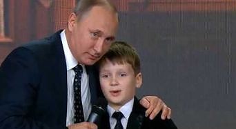Putin stoi na scenie z dziećmi i pyta: Gdzie kończy się granica Rosji?