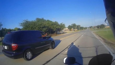 Kierowca rzuca w motocyklistę butelką, ten oddaje mu z nawiązką