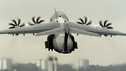 Hipnotyzujący widok kręcących się śmigieł w Airbus A440M Atlas