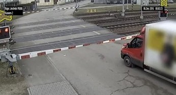 Uwięziony na przejeździe kolejowym w Czechach