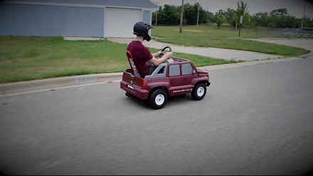 Silnik z kosiarki w dziecięcym samochodziku