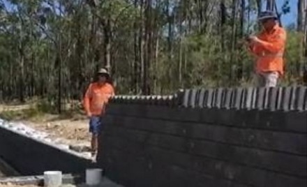 Robotnicy ułożyli budowlane domino