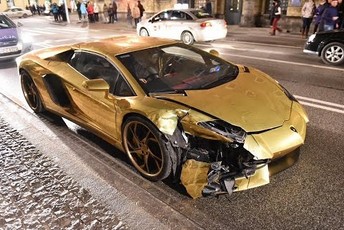 Złote Lamborghini Aventador rozbite w centrum Warszawy