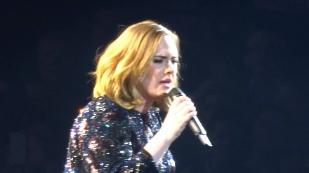 Co zrobi Adele gdy wysiądzie jej mikrofon?