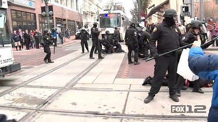 Amerykańska policja kontra protestujący