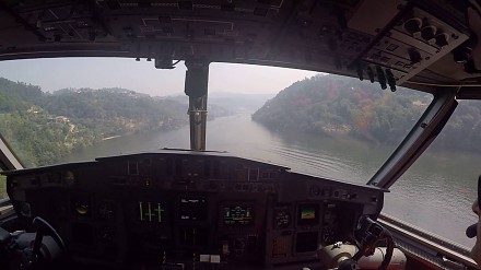 Widok z kokpitu samolotu gaśniczego podczas uzupełniania wody