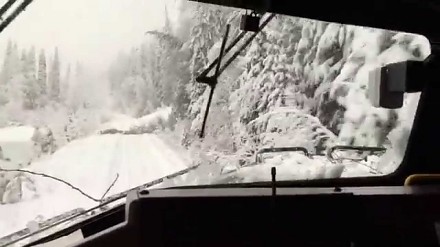 Jazda pociągiem po zaśnieżonym torowisku i po powalonych drzewach