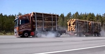 Porównanie drogi hamowania ciężarówek z przyczepą załadowanych różnymi ładunkami