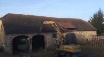 Rozbiórka starej stodoły za pomocą jednej koparki