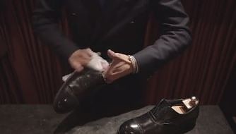 Japończyk pokazuje jak powinno się czyścić buty