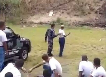 Kadetka brazylijskiej policji rzuca granat nie w tę stronę co trzeba