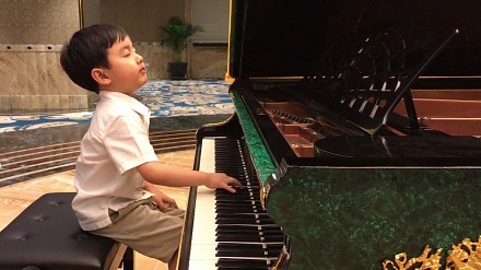 5-latek gra utwór Chopina, będziecie pod wrażeniem