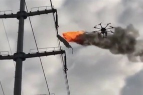 Chińczycy używają drona z miotaczem ognia do sprzątania linii wysokiego napięcia