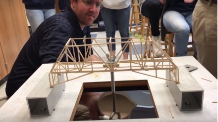 Studenci fizyki testują swoje konstrukcje mostów pod obciążeniem
