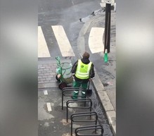 W Paryżu wiedzą, jak radzić sobie z wodą zalewającą ulice
