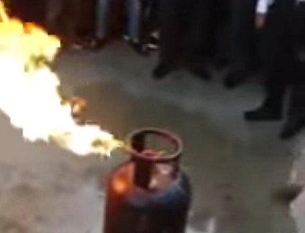 Hinduski policjant pokazuje jak zgasić płonącą butlę LPG
