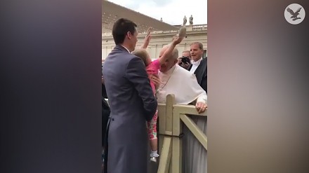 Dziewczynka zajumała papieżowi piuskę