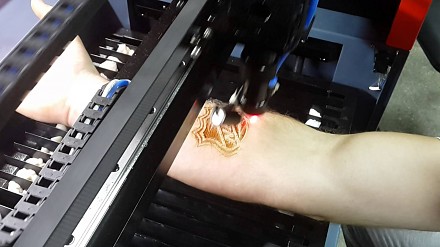 Pijany Rosjanin tatuuje sobie laserem logo NHL na ręce