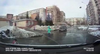 W Rosji kałuże na drodze są tak głębokie, że można utonąć