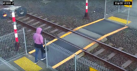 Kobieta wchodzi na tory tuż przed nadjeżdzającym pociągiem 