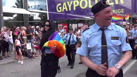 Szwedzka policja czuwa... na paradzie gejów