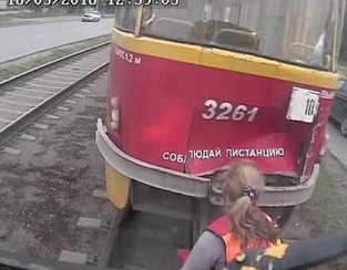 Gdy trzy kobiety próbują połączyć wagony w tramwaju