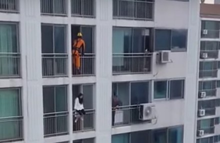 Strażak ninja ratuje uczennicę