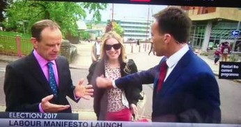 Reporter BBC podczas wejścia na żywo próbuje usunąć kobietę z kadru