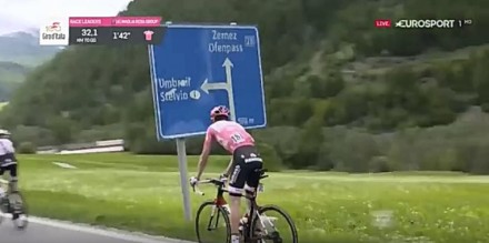 Lider Giro d'Italia zatrzymuje się na... dwójeczkę!