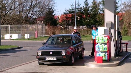 Polskie cebulactwo, czyli rycerze ortalionu myją auto na stacji