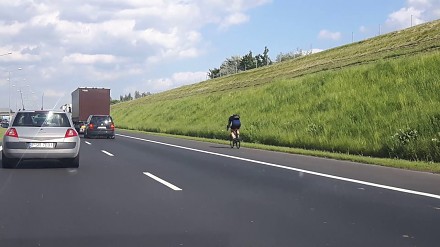 Zakała psująca opinię rowerzystom na autostradzie A2