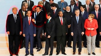Macron ustawia się do zdjęcia na szczycie G20