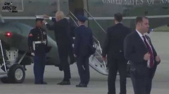 Trump pomaga żołnierzowi w niezręcznej sytuacji