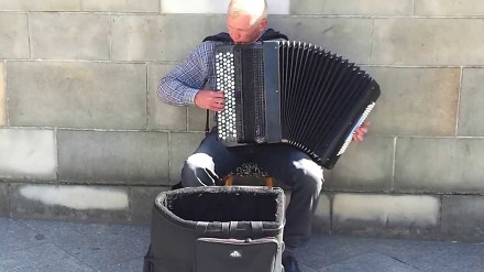 Niesamowity akordeonista na Grodzkiej w Krakowie